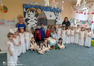 Zdjęcie grupowe – dzieci przebrane w stroje aniołków, pastuszków, królów, Maryi, Józefa.